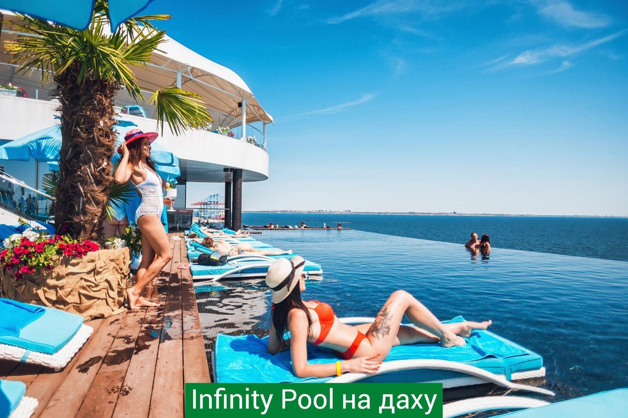 Nemo度假酒店&水疗中心 敖德萨 外观 照片 Infinity pool at the Black Sea